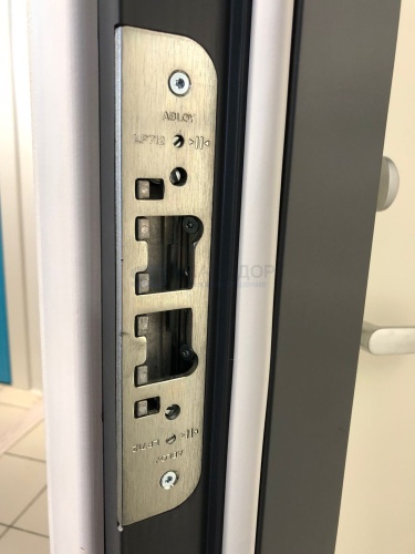 Ответная планка замка ABLOY LP712 с противоотжимными штырями и регулировкой прижима дверного полотна